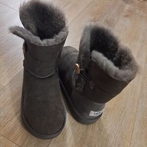 UGG Australia Gray Bailey Lined Boots with Side Button Big Girl's / Women Size 4